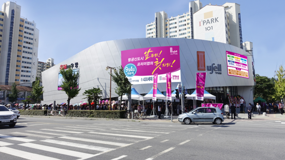 지난 4일 '항공신도시 진주 우방 아이유쉘' 견본주택 앞에는 문을 열기도 전부터 관람객들이 대거 몰리면서 200여 미터의 긴 줄이 형성됐다. (사진제공=SM건설)