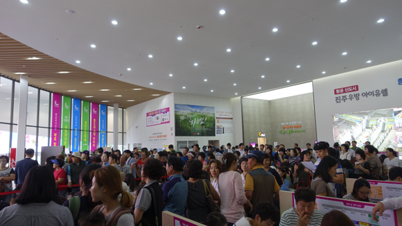 9월 첫 주말을 맞아 '항공신도시 우방 아이유쉘' 견본주택에 오픈 3일간 총 3만2천여 명이 방문했다.