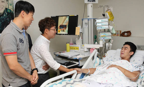 (왼쪽부터) LIG넥스원에 근무중인 제2연평해전 참전용사 고정우(34, PM3팀), 곽진성(36, PM2팀), 부상장병 하재헌 하사. (사진제공=LIG넥스원)