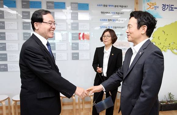 8일 오후 경기도지사 집무실에서 열린 경기도-동반성장위원회 상생협력 MOU 체결식에서 남경필 경기도지사가 안충영 동반성장위원회위원장과 악수를 하고 있다.(사진=경기도)