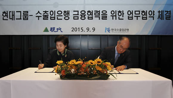 현정은 현대그룹 회장(왼쪽)과 이덕훈 수은 행장이 9일 서울 반얀트리호텔에서 상호간 전략사업에 대한 정보교환 및 맞춤형 금융지원을 주요 내용으로 하는 협약서에 서명했다. (사진제공=현대그룹)