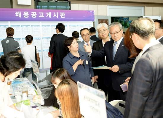 이재홍 파주시장이 청년채용박람회에 참석해 관계자들과 대화하고 있다.(사진= 파주시)