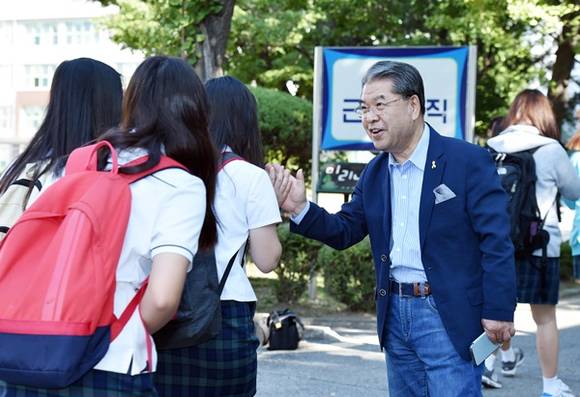 이재정 경기도교육감이 10일 아침, 9시등교를 처음으로 제안했던 의정부여중을 깜짝 방문해 등교하는 학생들과 아침인사를 나누고 있다.(사진=경기도교육청)
