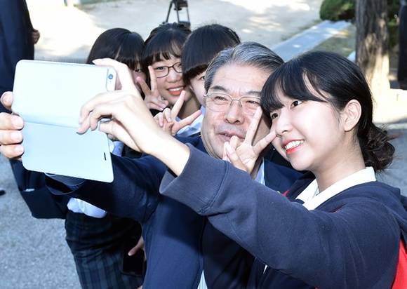 이재정 경기교육감이 학생들의 요청에 쎌카를 찍으며 웃고 있다. 이재정 교육감은 교육감 취임 후 학생들과의 교감을 위해 현장에서 학생들과 학부모들의 소리에 귀기울이며 열린 교육 정책을 펼치는 교육감으로 평가되고 있다.(사진=경기도교육청)