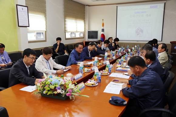 10일 대정테크윈(주)를 방문한 황은성 안성시장이 기업 애로사항 등을 청취하며 해결방안에 대해 논의하고 있다.(사진=안성시)