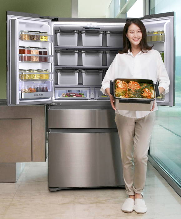 삼성전자 김치냉장고 광고모델 이현이가 2016년형 삼성 ‘지펠아삭’ 김치냉장고를 소개하고 있다. (사진제공=삼성전자)