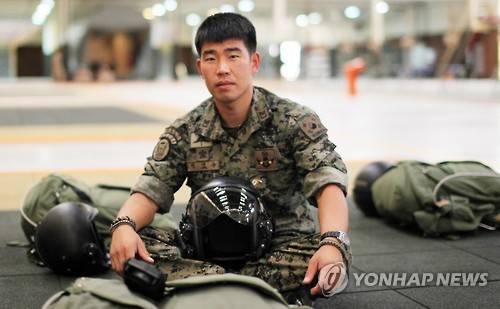 8일 오전 경기도 부천 송내역 부근 편도 2차선 도로에서 교통사고 현장을 목격하고 피해자 구조에 나섰다가 신호를 위반한 트럭에 치여 사망한 육군 특수전사령부 9공수여단 정연승(35) 상사. (사진=연합뉴스)