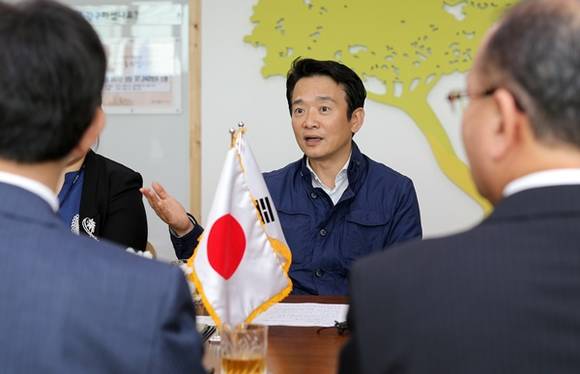 남경필 경기도지사가 야가사키 테루오 히다카 시장 등 일본 히다카시 대표단과 면담을 하고 있다.