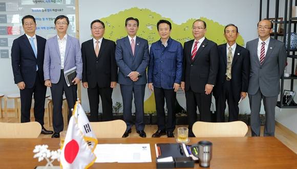 남경필 경기도지사가 야가사키 테루오 히다카 시장 등 일본 히다카시 대표단을 면담하고 관계자들과 함께 기념촬영을 하고 있다.(사진=경기도)