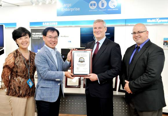 지난 4일 수원 삼성전자 디지털시티에서 열린 ‘바이어스랩 2015 썸머 어워드’의 ‘최우수 제품상’ 수여식 장면. (왼쪽부터) 삼성전자 프린팅솔루션 사업부 마케팅파트 파트장 조은정 상무, 삼성전자 프린팅솔루션 사업부 개발팀 팀장 김용제 부사장, 바이어스랩 게리 오루크(Gerry O’Rourke) 디렉터, 바이어스랩 피트 에모리(Pete Emory) 디렉터. (사진제공=삼성전자)