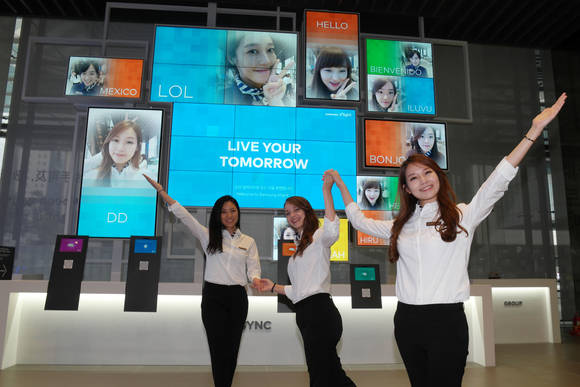 12일 리노베이션을 마치고 새로 오픈한 서초동 삼성전자 딜라이트 홍보관에서 직원들이 딜라이트를 소개하고 있다. (사진제공=삼성전자)