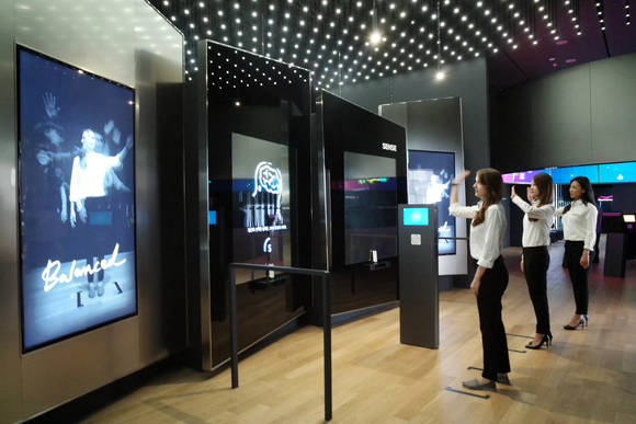 12일 리노베이션을 마치고 새로 오픈한 서초동 삼성전자 딜라이트 홍보관에서 직원들이 딜라이트를 소개하고 있다. (사진제공=삼성전자)