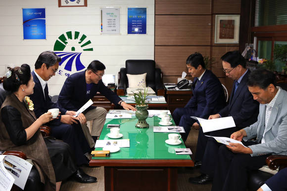 지난 12일 홍성군청서 올해 처음 실시한 만해 한용운 순례길 활성화 방안과 만해학교의 효율적인 운영에 관한 간담회를 갖고 있다. (사진제공=인제군청)