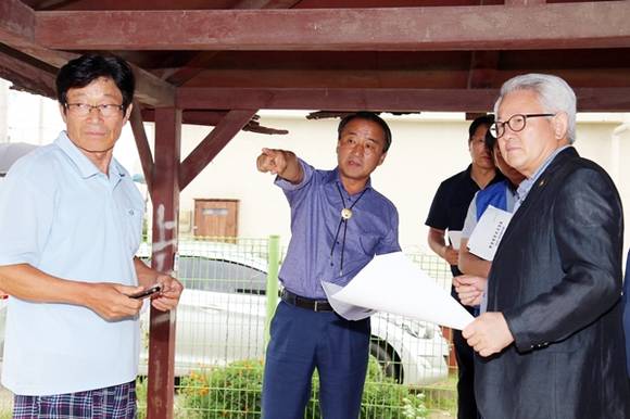 황은성 안성시장이 현장 곳곳을 누비며 시민들의 의견 청취와 현장 점검 등을 통해 안전하고 효율적 안성시 운영을 위해 분주하게 현장을 누비고 있다.(사진=안성시)