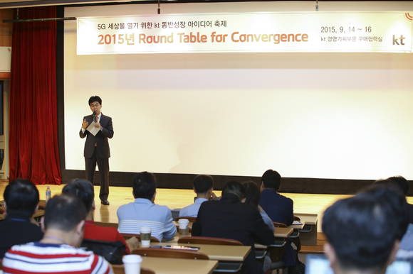 KT 경영기획부문 한원식 구매협력실장이 KT 원주 리더십아카데미에서 개최된 RTC 오프닝 행사에서 참석자들에게 5G 세상을 열기 위한 KT의 노력과 동반성장의 중요성에 대한 설명을 하고 있다. (사진제공=KT)