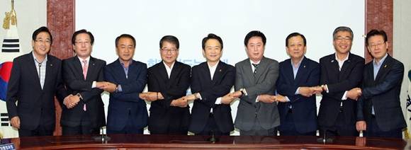 16일 오전 경기도청 상황실에서 열린 동부권역 시장군수 간담회에서 남경필 경기도지사가 참석한 시장군수들과 회의에 앞서 기념촬영을 하고 있다.(왼쪽부터 김선교 양평군수, 조억동 광주시장, 황은성 안성시장, 조병돈 이천시장, 남경필 경기도지사, 정찬민 용인시장, 이교범 하남시장, 원경희 여주시장, 이재명 성남시장),(사진=경기도)