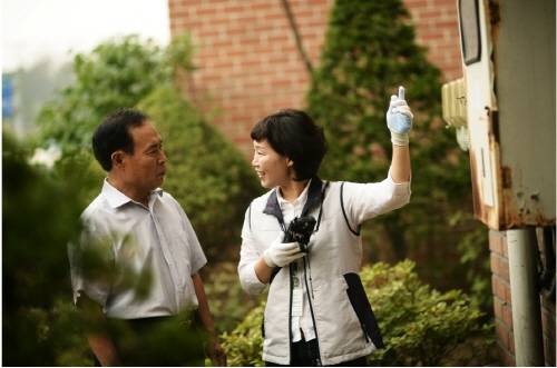 전기 검침원이 고객에게 전기사용량을 안내하는 모습. (사진제공=한전산업개발)
