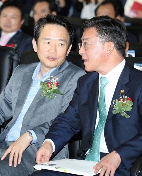 남경필 경기도지사가 홍용표 통일부장관과 이야기를 나누고 있다.(사진=경기도)