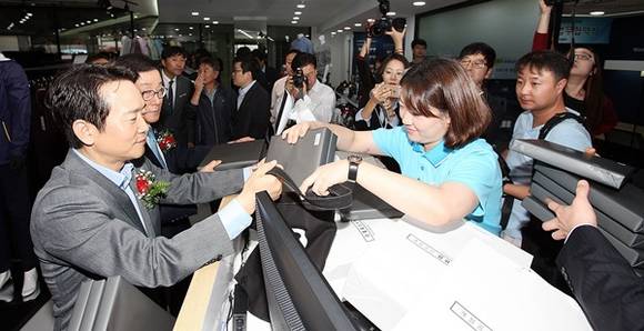 남경필 경기도지사가 시설을 둘러보고 물건을 구입하고 있다.(사진=경기도)