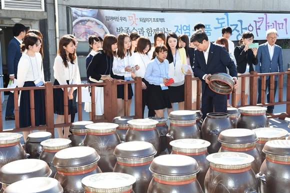 시청건물 2층에 마련 된 장독대를 보여주며 한국의 맛을 설명하고 있는 염태영 수원시장(사진=수원시)