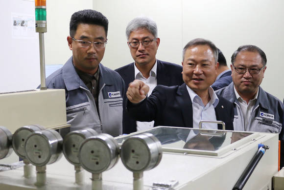 이웅범 LG이노텍 사장(왼쪽에서 세번째)이 17일 경기도 안산시에 위치한 2차 협력사 (주)에스티씨전자를 방문해 변상식 (주)에스티씨전자 사장(첫번째), 문성호 ㈜에스폼알파 사장(네번째) 등 협력사 협력사 대표들과 함께 생산라인을 살펴보고 있다. (사진제공=LG이노텍)