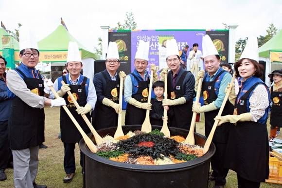 관객들의 허기진 배를 안성 명품쌀로 밥을 지어 관객들에게 나누어 주는 비빔밥 행사(사진=안성시)
