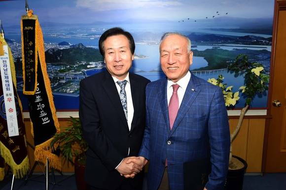 박홍률 목포시장(좌), 김부영 신임 도시재생지원센터장(우).