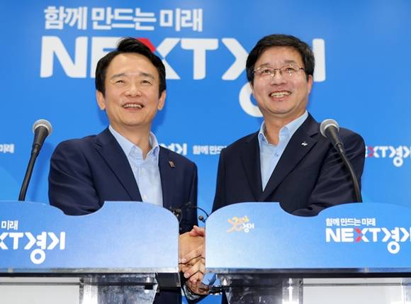 21일 오전 경기도청 브리핑룸에서 남경필 경기도지사와 염태영 수원시장이 경기도 신청사 및 광교개발 관련 합의문 공동발표를 하고 기념촬영을 하고 있다.(사진=경기도)