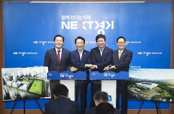 21일 오전 경기도청 브리핑룸에서 남경필 경기도지사와 염태영 수원시장이 경기도 신청사 및 광교개발 관련 합의문 공동발표를 하고 기념촬영을 하고 있다.(왼쪽부터 이재준 수원시 제2부시장, 남경필 경기도지사, 염태영 수원시장, 박수영 경기도 행정1부지사.)