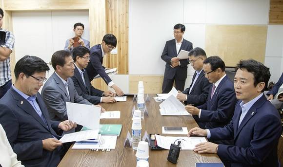 21일 오후 서울 경기도서울사무소 에서 남경필 경기도지사가 평택 고덕산단 관련회의를 주제하고 있다.(사진=경기도)