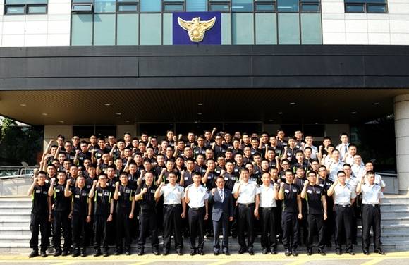 중부경찰서를 방문한 김진우 수원시의회 의장(사진=수원시의회)