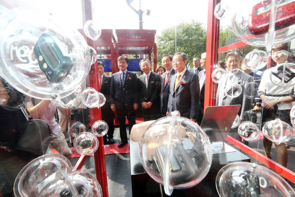 (왼쪽부터)홍문종 미래창조과학방송통신위원장, 최양희 미래창조과학부 장관, 황창규 KT CEO, 김성태 새누리당 의원,최성준 방송통신위원장 등 기념식에 참석한 인사들이 올레스퀘어 야외 행사장에서 통신 전시물들을 돌아보고 있는 모습. (사진제공=KT)