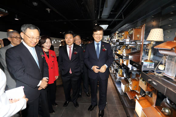 (왼쪽부터) 황창규 KT CEO, 권은희 새누리당 의원, 홍문종 미래창조과학방송통신위원장, 최양희 미래창조과학부 장관 등 기념식에 참석한 인사들이 광화문 KT올레스퀘어 2층에 마련된 상설 전시관 ‘갤러리 130’을 살펴보고 있는 모습. (사진제공=KT)