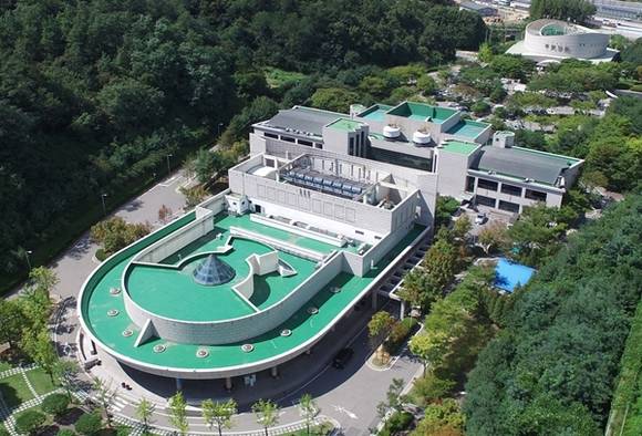 지난 2001년 건립한 수원 연화장은 3명이 산으로 둘러싸여 주거지와 분리된 지형에 화장장(승화원), 장례식장, 봉안당(추모의 집) 등 장례 3개 시설이 기능적으로 배치됐다.(사진=수원시)