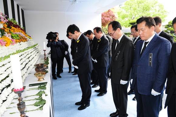 지난해 4월 세월호 참사 때 학생, 교사 등 208명이 연화장을 화장장으로 선택했다. 염태영 수원시장 등 시 간부들이 연화장에 마련된 분향소에서 조문하고 있다.(사진=수원시)