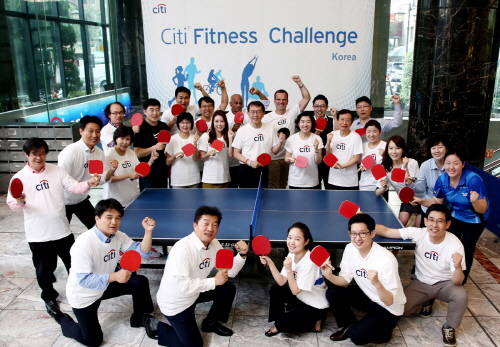 박진회 한국씨티은행장(뒷줄 가운데) 및 임직원들이 동료간 운동 참여를 독려하기 위해 화이팅을 하고 있다. (사진제공=씨티은행)