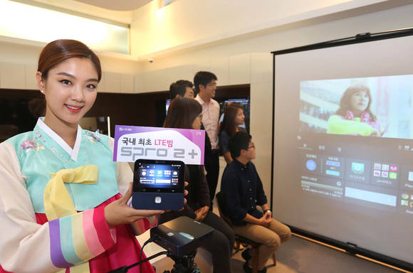 LG유플러스가 LTE 빔프로젝터 ‘에스프로2플러스’를 국내에 독점 판매한다. (사진제공=LG유플러스)