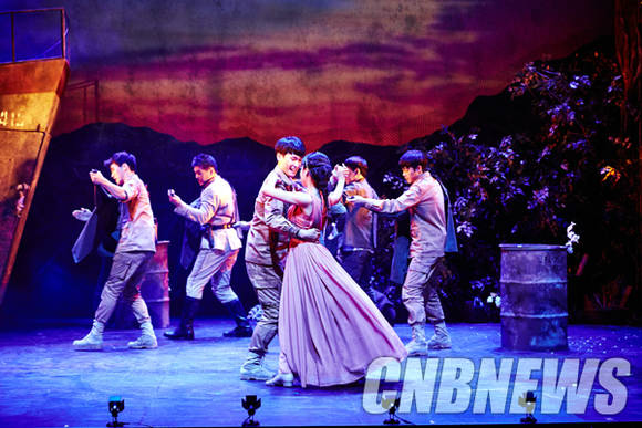 창작 뮤지컬 '여신님이 보고 계셔' 공연의 한 장면.(사진=스토리피)