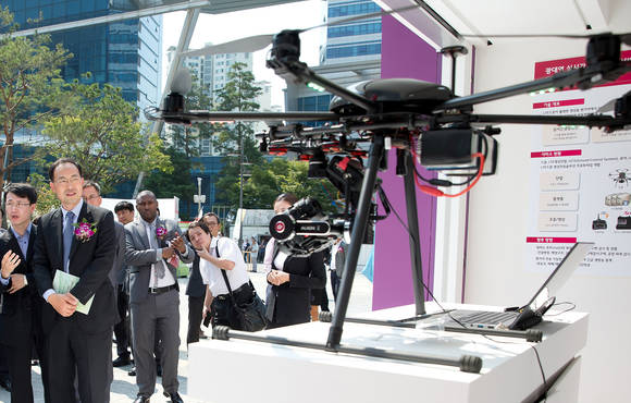 LG유플러스가 드론을 활용해 실시간 풀HD 영상을 볼 수 있는 ‘광대역 실시간 영상 전송 서비스’ 등을 선보였다. (사진제공=LG유플러스)