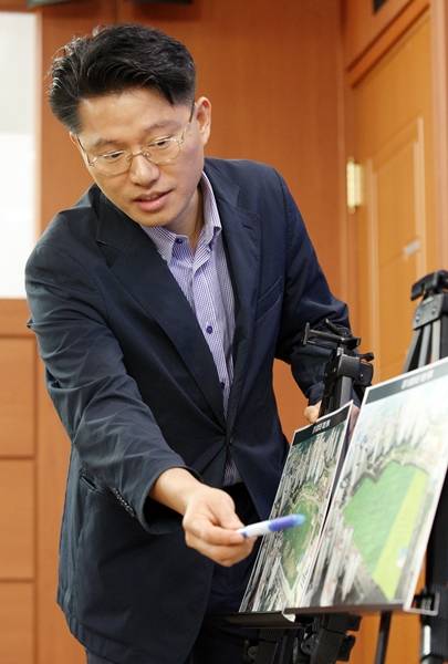 23일 오전 경기도청 브리핑룸에서 이계삼 경기도 건설본부장이 경기도 신청사 부지 개방사업과 관련해 기자회견을 하고 있다.(사진=경기도)