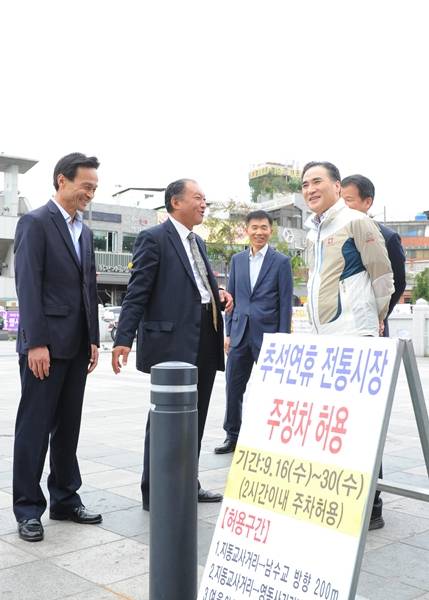 전통시장을 방문한 김종양 경기경찰청장, (사진 맨오른쪽),(사진=경기경찰청)