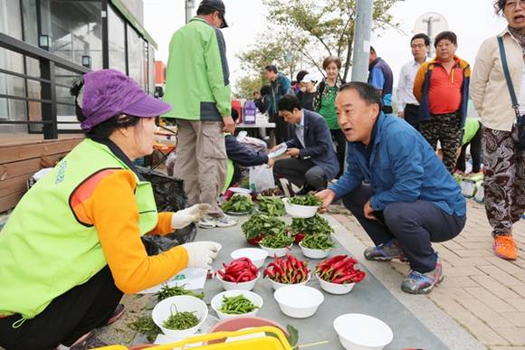 황은성 안성시장이 새벽시장을 방문해 상인들과 정겨운 이야기를 나누고 있다.(사진=안성시)