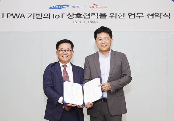 SK텔레콤 허일규 솔루션사업본부장(오른쪽)과 삼성전기 정대영 전략마케팅실 상품기획팀장이 상호양해각서 체결 후 기념 촬영을 하고 있다. (사진제공=삼성전자)