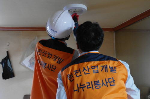 한전산업개발 재능기부단원들이 실내등을 LED램프로 교체 및 노후 전선을 정비하는 모습. (사진제공=한전산업개발)