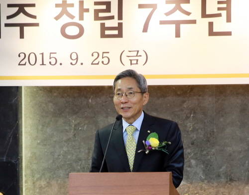 25일 KB국민은행 여의도 본점 13층에서 KB금융지주 창립 7주년 기념식에서 참석한 임직원들에게 기념사를 하고 있는 윤종규 회장. (사진제공=KB금융)