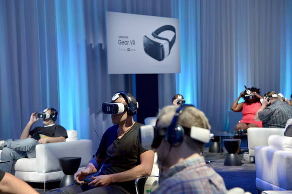24일(현지시간) 미국 로스앤젤레스에서 열린 ‘오큘러스 커넥트2’ 행사에서 참가자들이 ‘삼성 기어 VR’ 신제품을 체험하고 있다. (사진제공=삼성전자)