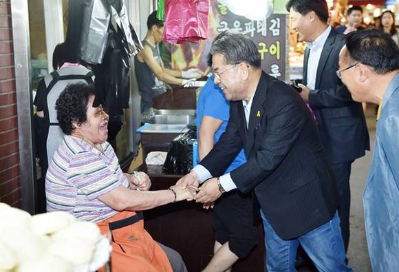 이재정 경기도교육감이 지난 24일 수원 못골시장을 찾아 전통시장을 둘러보며 상인들과 대화를 나누고 있다.(사진=경기도교육청)