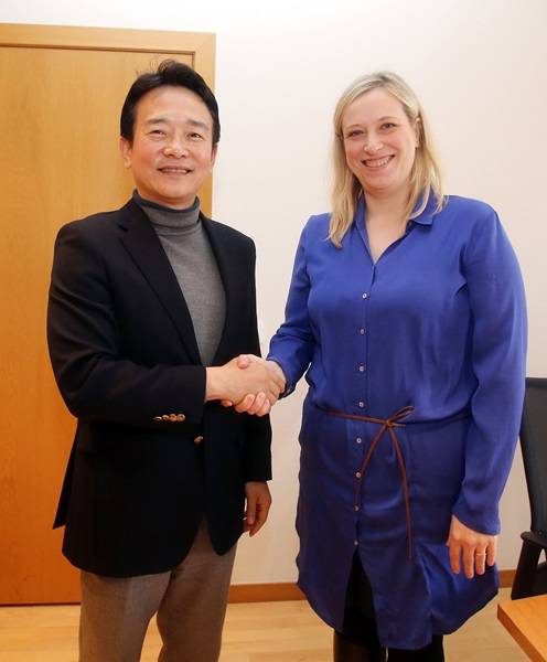 아이슬란드 현지시각 28일 오전 해외 투자유치와 양성평등 정책 발굴을 위해 네덜란드와 아이슬란드 방문길에 나선 남경필 경기도지사가 아이슬란드 레이캬비크에 위치한 보건복지부 청사에서 에이글로 하르다도티르 복지부 장관과 만나 양 지역의 양성평등 정책을 논의하고 기념촬영을 하고 있다.(사진=경기도)