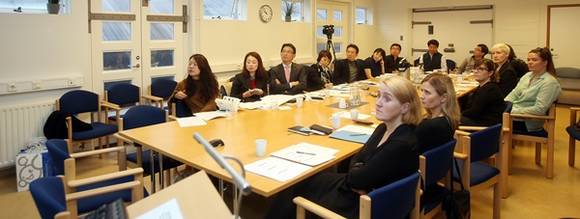 아이슬란드 현지시각 28일 오전 해외 투자유치와 양성평등 정책 발굴을 위해 네덜란드와 아이슬란드 방문길에 나선 남경필 경기도지사가 아이슬란드 레이캬비크에 위치한 보건복지부 청사에서 후그룬 히야타도티르 양성평등센터 전문관, 에바 마그레트 크리스팅스도티르 복지부 전문관, 이르마 에르링스도티르 UN대학 이사 등 아이슬란드 양성평등 전문가 10인을 초청해 토론회에 참여하고 있다.(사진=경기도)