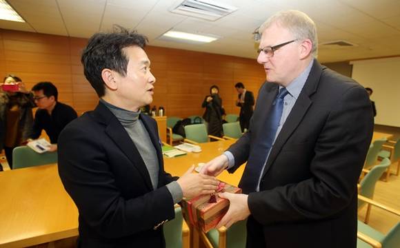 아이슬란드 현지시각 28일 오후 해외 투자유치와 양성평등 정책 발굴을 위해 네덜란드와 아이슬란드 방문길에 나선 남경필 경기도지사가 아이슬란드 외교부 청사에서 북극 개발 및 환경보존을 위해 설립된 북극 이사회 아이슬란드 대표 아르니 토르 시구르드손 외교부 대사와 만나 기후변화 등 환경이슈에 대해 논의 했다.(사진=경기도)